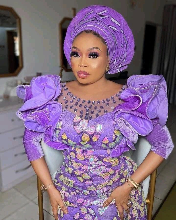 Lovely Outfit Styles Mothers Should Add To Their Wardrobe For Monthly Events (Photos)